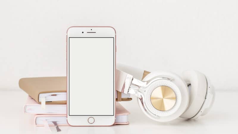 17 Minimalist Podcasts You Should Be Listening to