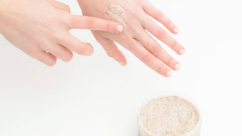 12 Minimalist Beauty Tips To Look Natural All Day Long