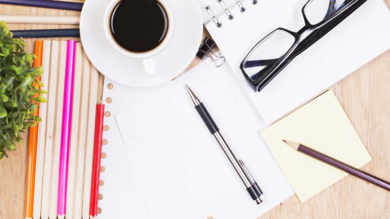 10 Simple Ways To Organize a Messy Desk